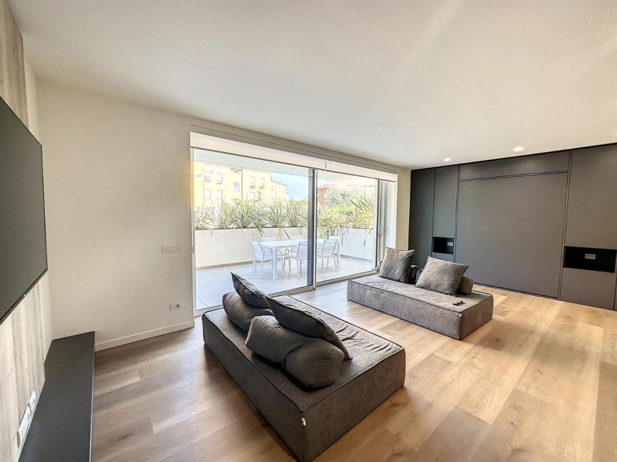 Ad Apartment