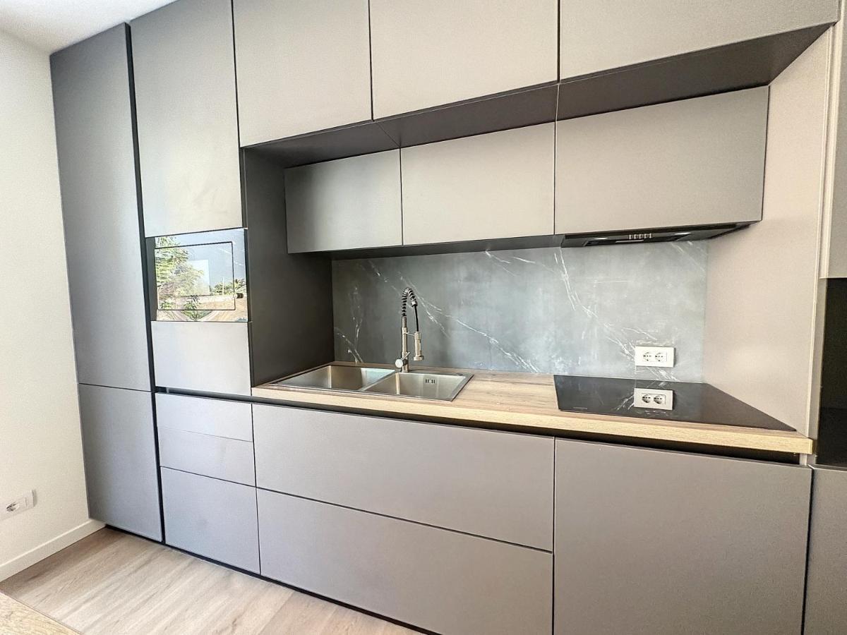 Ad Apartment *